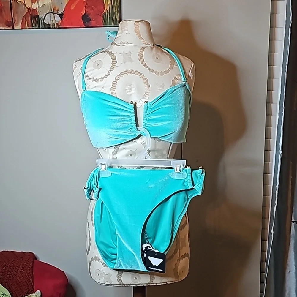 Bikini - Picture 1 of 9